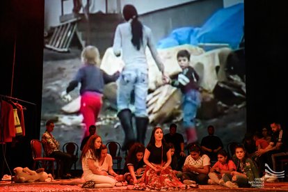 Auf der Bühne bringen die Kinder von Pata Rât zusammen mit der Sopranistin Ana Stănescu die harte Realität ihrer Gemeinschaft zum Ausdruck - eine gemeinsame Stimme für Fairness und Akzeptanz.