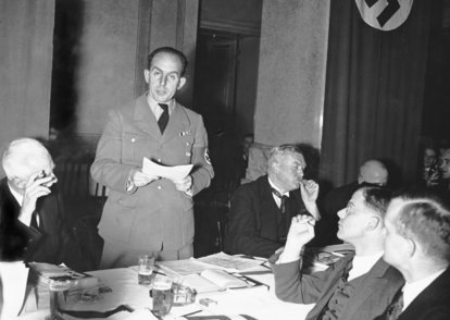 Bei einem Empfang im Reichsjustizministerium spricht der damalige Staatssekretär Roland Freisler. Rechts neben ihm sitzt Justizminister Franz Gürtner, im Vordergrund der damalige persönliche Referent des Ministers, Hans von Dohnanyi (1936).