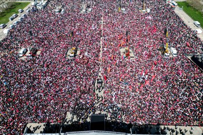 Luftaufnahme von einer Massenkundgebung zur Unterstützung des inhaftierten Istanbuler Bürgermeisters Ekrem İmamoğlu am 29. März 2025 in Istanbul, Türkei.