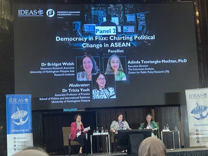 𝗣𝗮𝗻𝗲𝗹 𝟮: 𝗗𝗲𝗺𝗼𝗰𝗿𝗮𝗰𝘆 𝗶𝗻 𝗙𝗹𝘂𝘅: 𝗖𝗵𝗮𝗿𝘁𝗶𝗻𝗴 𝗣𝗼𝗹𝗶𝘁𝗶𝗰𝗮𝗹 𝗖𝗵𝗮𝗻𝗴𝗲 𝗶𝗻 𝗔𝗦𝗘𝗔𝗡. From left to right: Dr. Tricia Yeoh, Dr. Bridget Welsh, and Dr. Adinda Tenriangke Muchtar.