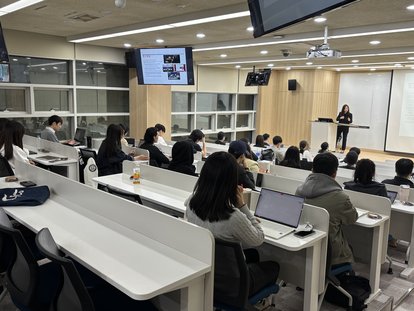 Stuents are listening to the lecture