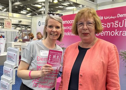 FNF-Messestand-Kirchentag-2025-Hannover-Lone-Zumrock-Ulla-Ihnen