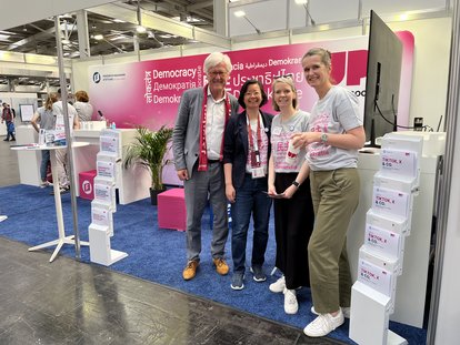 Heinrich Bedford-Strohm (r) und Petra Enß (r).