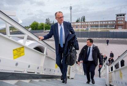 Bundeskanzler Friedrich Merz (CDU) steigt in ein Flugzeug der Flugbereitschaft der Luftwaffe um nach Litauen zu fliegen. Merz und Verteidigungsminister Pistorirus nehmen am feierlichen Aufstellungsappell der Panzerbrigade 45 der Bundeswehr teil.