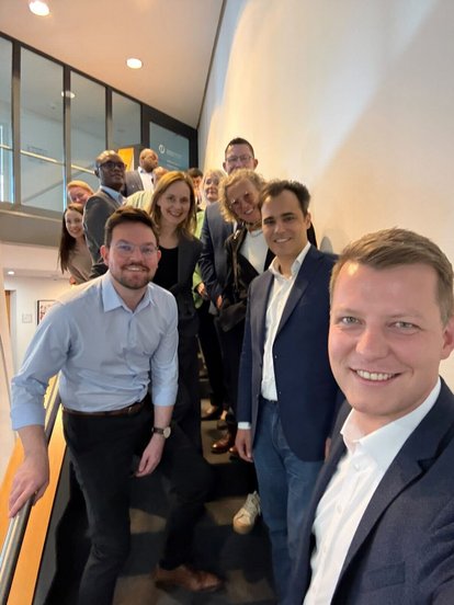 Die Delegation der südafrikanischen Regierungspartei Democratic Alliance gemeinsam mit FDP-Politiker Henning Höne und FNF-Hauptgeschäftsführerin Annett Witte. 