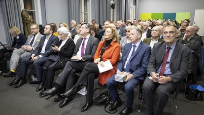 Im Publikum (v. r. n. l.): Co-Autor Armin-Fuhrer, Herausgeber Willi Lau, Moderatorin Kirsten von Hardenberg, Professor Karl-Heinz Paqué, Cornelia Schmalz-Jacobsen, Konstantin Kuhle MdB, Karl Graf Stauffenberg 