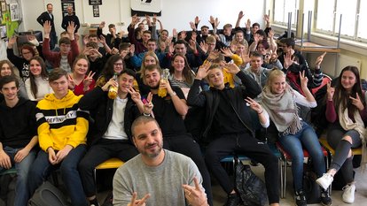 Foto: Ben Salomo posiert mit Schülern