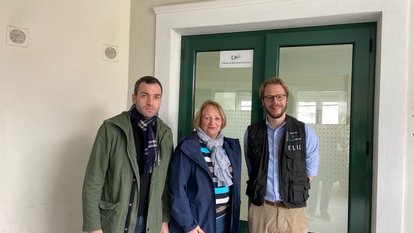 Foto: Sabine Leutheusser-Schnarrenberger und Konstantin Kuhle mit einem Vertreter von ELIL
