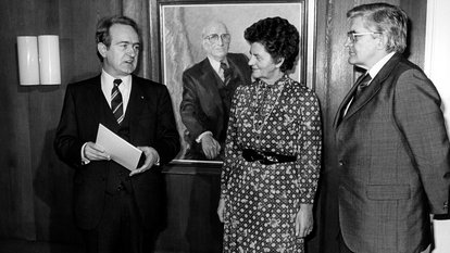 Ministerpräsident Johannes Rau (l) bei der Ernennung von Liselotte Funcke, bisher Vizepräsidentin des Deutschen Bundestages und FDP-Finanzexpertin, zur neuen Wirtschftsministerin des Landes Nordrhein-Westfalen am 19.11.1979. Gleichzeitig wurde der Düsseldorfer Innenminister Dr. Burkhard Hirsch (r) zum Stellverteter von Ministerpräsident Rau ernannt. 