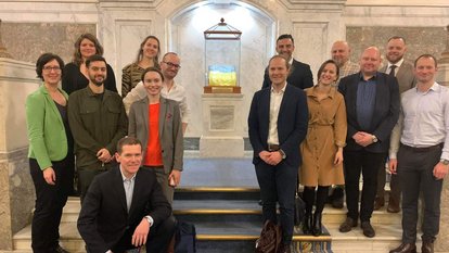 Gruppenbild der "liberal defence experts" im ukrainischen Parlament