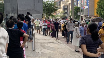 Anstehen zum Einkaufen während der Corona-Pandemie