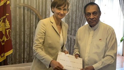 Bettina Stark-Wazinger, MdB und Stiftungs- Vorstandsmitglied mit dem bisherigen Parlamentspräsidenten Karu Jayasuriya 