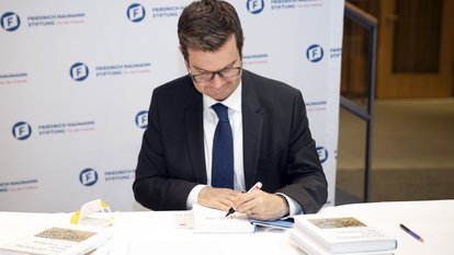 Marco Buschmann signierte im Anschluss zur Veranstaltung das neue Buch