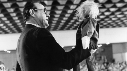Hans-Dietrich Genscher mit Puppenspielerpuppe, Bundesparteitag, Köln 30. Mai 1981
