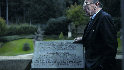Jahrestag der Verkündigung der Ausreise- erlaubnis für die Botschaftsflüchtlinge in Prag: Hans-Dietrich Genscher neben dem Gedenkstein auf dem Balkon  der Prager Botschaft, 2009