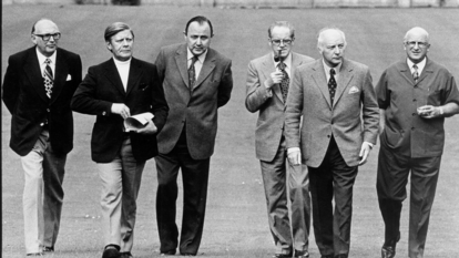 Koalitionsverhandlungen nach dem Rücktritt von Willy Brandt: v.l.  Wolfgang Mischnick, Helmut Schmidt, Hans-Dietrich Genscher, Herbert Wehner, Walter Scheel und Heinz Kühn während einer Pause im Park des  Kanzleramtes,12. Mai 1974