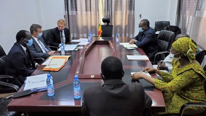 Dr. Hoffmann im Gespraech mit dem Leitungsstab des malischen Ministeriums fuer Staatsreform, dem eine Schluesselrolle in der Ausarbeitung einer neuen malischen Verfassung zukommen wird.