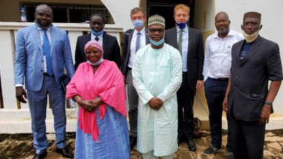 Dr. Hoffmann im Gespraech mit dem Praesidenten der nationalen malischen Menschenrechtskommission und seinen Mitarbeitern. 