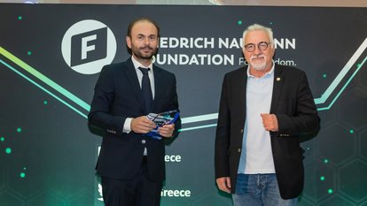 Ο κος Μπόρας από τη Ζυθοποιία Μακεδονίας-Θράκης και ο κος Διαμαντής, Πρόεδρος Δημοτικού Συμβουλίου Αλίμου