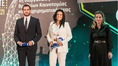 Ο κος Νίκος Μαλακοδήμος και η κα Δήμητρα Κατσαφάδου της La Vie en Rose με την κα Ελένη Σιαπικούδη των Ελεύθερων Νέων