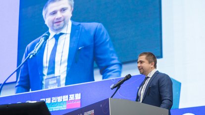 frederic spohr giving opening speech