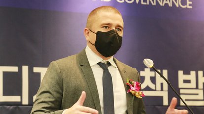 Frederic Spohr giving speech