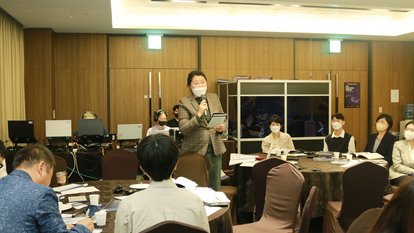 Someone from audience is raising questino with a mic