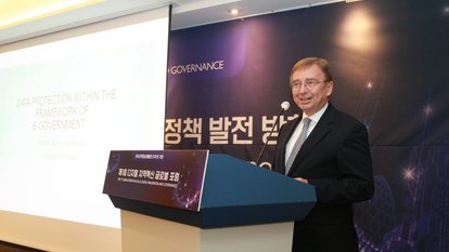 Dr. Wilfried Bernhardt delivering presentation