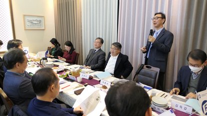 Prof. Lee Jong sue is giving a presentation