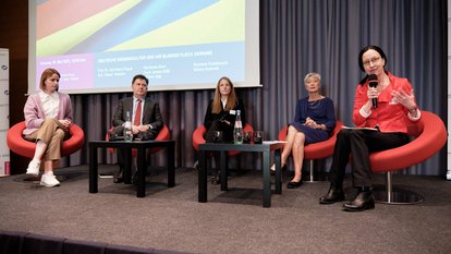 Gyde Jensen MdB, Mitglied des Deutschen Bundestages, stellvertretende Vorsitzende der FDP-Bundestagsfraktion, Wilfried Jilge, Osteuropahistoriker und Fachexperte Ukraine und Schwarzmeerregion am ZIF, Bozhena Kozakevych, Historikerin, Lehrstuhl Entangled History of Ukraine; Europa-Universität Viadrina, Marieluise Beck, Gründerin des Zentrums Liberale Moderne und Moderatorin Miriam Kosmehl