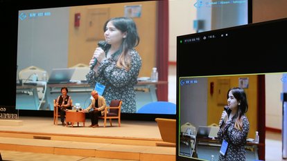 A participant is asking a question in discussion session