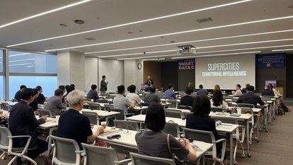 Alfonso Vegara is giving a presentation on 'Supercities'