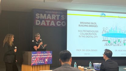 Gesa Ziemer and Hlike Berger giving presentation