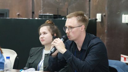 German participant raising a question