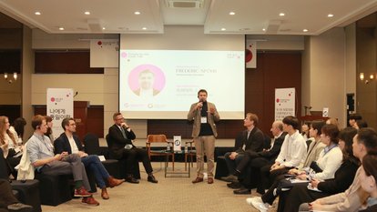 Frederic Spohr, Head of FNF Korea is giving a opening speech.