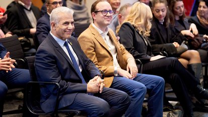 Yair Lapid und Julius von Freytag-Loringhoven im Publikum