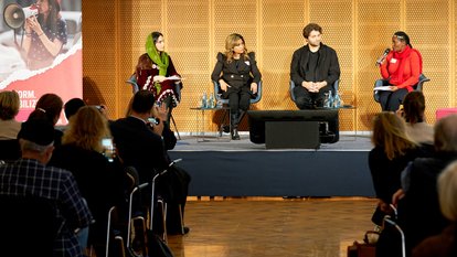 Die afghanische Publizistin und Frauenrechtlerin Wazmah Tokhi, die Investigativ-Journalistin Sandra Romandía aus Mexiko und der russische Medien-Manager Ilya Krasilshchik. 