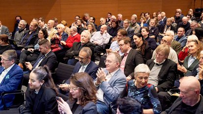 Ein voller Saal lauscht Yair Lapid