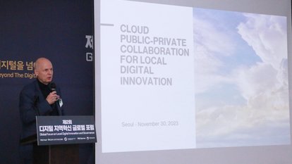 Harald Joos giving a presentation