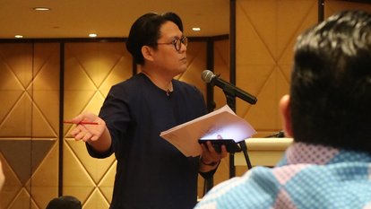 An audience member asking questions to the panelists.