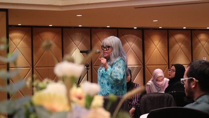 An audience member asking questions to the panelists.