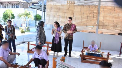 Dari kiri ke kanan: Dewi Andriani (Kepala lapas perempuan Kupang), Elgawaty (Program Officer FNF Indonesia), Dr. Stefan Diederich (Project Director FNF Indonesia)