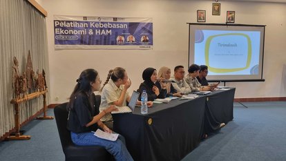 Sekelompok peserta sedang memaparkan hasil diskusi mereka melalui sebuah layar.