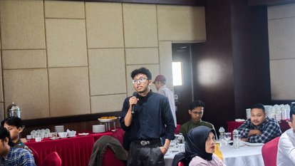 Salah seorang peserta kegiatan dalam sesi tanya jawab.