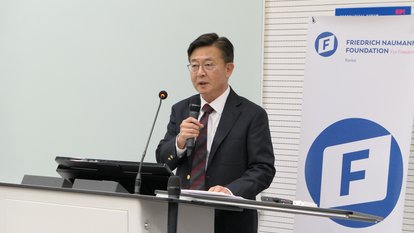 Prof. Yongpyo Hong opening the event