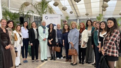 Brunch für Frauen in der Politik, bei dem wir führende Frauen aus unseren Partnerorganisationen versammelten. Anne Brasseur sprach mit ihnen über die Herausforderungen, mit denen sie konfrontiert sind, und die innovativen Lösungen, die sie im aktuellen politischen, wirtschaftlichen und sozialen Kontext in Tunesien entwickelt haben.