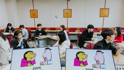 Participants having 1:1 dialogues