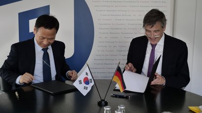 Unterzeichnung des MoU zwischen KLID und FNF