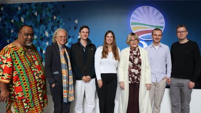 •	Die Julis treffen sich mit der Bundesvorsitzenden der Demokratischen Allianz, Helen Zille, im Nkululeko House in Johannesburg.