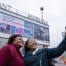 Internationale Gäste vor dem Eingang